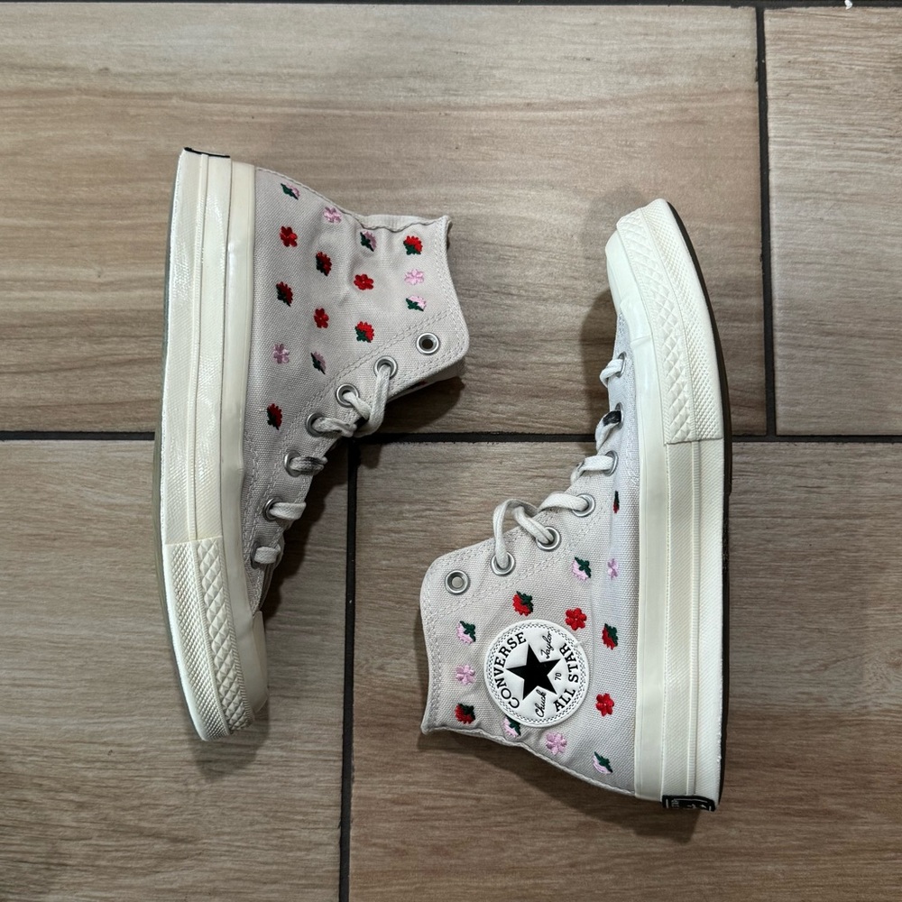 Converse Chuck 70 High, Desert Sand Egret With Floral Embroidery Size 7.5